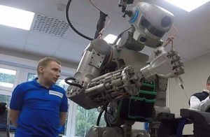 Рогозин:"Разорванная в клочья страна" создает робота