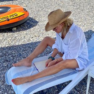 Ни капли макияжа и длинные ноги: жена Певцова на отдыхе поражает красотой