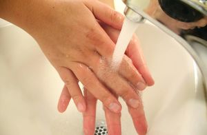 Как правильно мыть руки: научный гайд от физиков