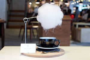 Необычная подача кофе в одном кафе в Шанхае сделало его очень популярным