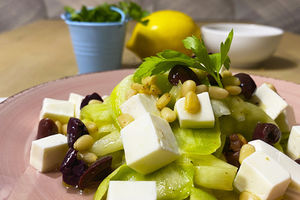 Вкусный салат из сырых кабачков, сыром и кедровым орехом