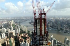Видео: Как работает китайская машина для строительства небоскребов