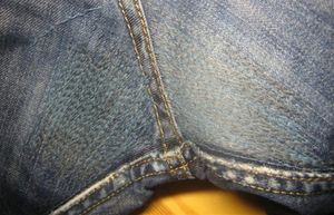 Как починить джинсы, если они протерлись в самом неудобном месте