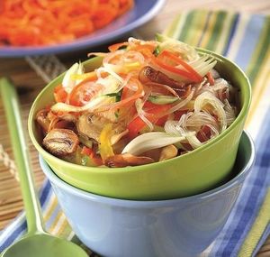 Салат из рисовой лапши с грибами и овощами