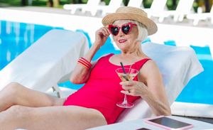 Почему пожилые женщины меньше стесняются в раздевалке бассейна, на пляже, в бане?
