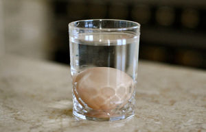Как быстро почистить яйцо от скорлупы при помощи стакана с водой