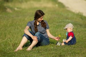 Почему женщинам приходится не только растить детей в одиночку, но и создавать позитивный образ отца