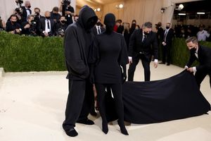 Met Gala-2021: поцелуй Беннифер, неожиданная Билли Айлиш и другие