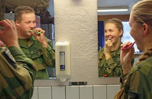 Видео: Почему в армии Норвегии женщины живут и ночуют вместе с мужчинами