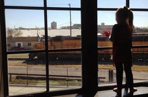 Видео: Куда исчезла девочка, которая каждый день махала из окна поездам