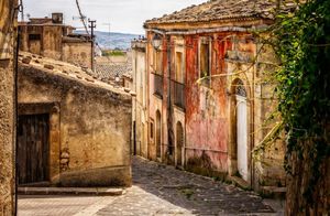 Видео: Почему итальянские дома за 1 евро — разорение для покупателя