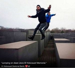 Израильский художник показал туристам, как аморальны и неуважительны их селфи возле мемориала Холокоста