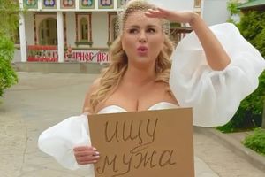 «Ищу мужа»: Анна Семенович в белом платье демонстрирует свои прелести