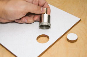 Как просверлить аккуратное отверстие в стекле или керамической плитке