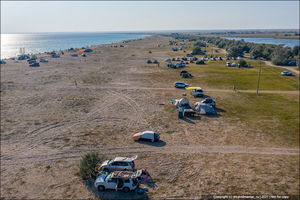 «Едут и едут. Когда уже наездитесь»: как крымчане реагируют на нескончаемый поток туристов на дикие пляжи