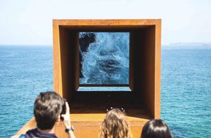 Художник создал инсталляцию, которая помогает увидеть океан под другим углом