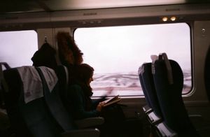 Почему в поездах делают окна с закругленными углами