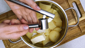 Вкусный ужин для всей семьи: жареные соленые огурцы с фаршем и картошкой