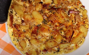 Сначала жарим картошку обычно, но в конце заливаем яйцом. Одна деталь превращает гарнир в пирог