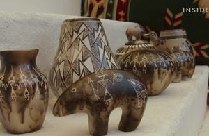 Видео: Как индейцы создают акомскую керамику, используя конскую гриву для узоров