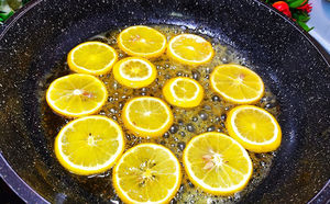 Жарим на сковороде лимоны и кладем поверх теста. Печенья как из сплошной начинки