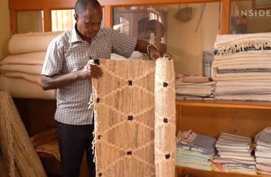 Видео: В Уганде вчерашние безработные делают коврики и парики из банановых отходов