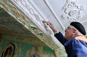 Киевский пенсионер сделал из своего старого подъезда настоящее произведение искусства