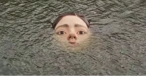 Скульптура тонущей девушки в испанском озере испугала жителей