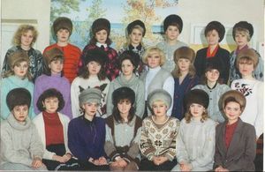 В Советском Союзе женщины не снимали шапки в помещениях…У них у всех мерзнет голова?