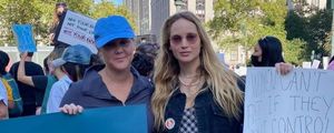 Беременная актриса Дженнифер Лоуренс вышла на митинг в поддержку права женщин на аборт