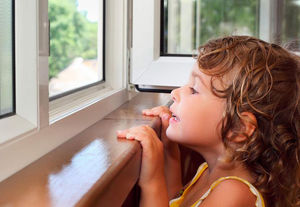Блокиратор окна от детей: какой купить и как установить