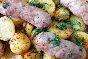 Готовим картошку с купатами в духовке