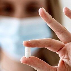 Pfizer начинает крупное испытание таблеток против COVID