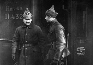 Зачем Троцкий одел своих телохранителей в красную форму