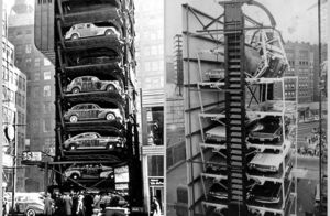 16 фото из тех времен, когда были популярны вертикальные парковки: почему они исчезли