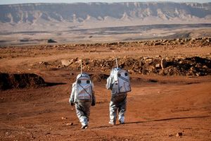 В скалистом израильском кратере ученые моделируют жизнь на Марсе