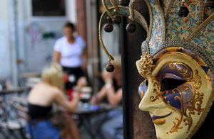 Видео: Какие секреты скрывают венецианские маски