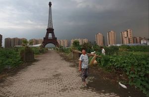 Видео: Город, полный странностей, — заброшенная подделка Парижа в Китае