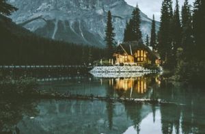 Гигантский изумруд: уникальное озеро Эмералд в Канаде