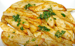 Поливаем жареную картошку чесночным маслом. Небольшой штрих делает гарнир на столе популярнее мяса