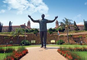 Статуя Нельсона Манделы и заяц, спрятанный в его правом ухе