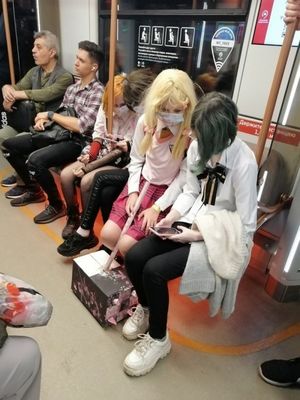 Стиляги в метро (15 фото)