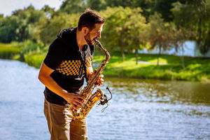 Музыкант решил сыграть в парке на саксофоне и получил неожиданного слушателя