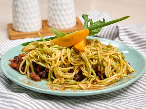 Спагетти из маринованных кабачков