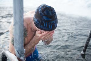 Ученые выяснили, как плавание в холодной воде может влиять на похудение