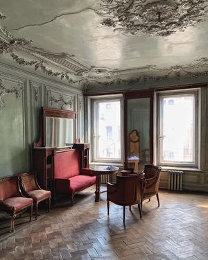 Петербургский доходный дом начала XX века, интерьеры бывшей гостиной в одной из квартир
