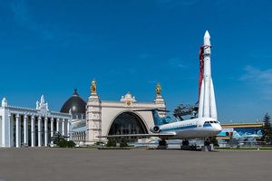 ВДНХ пригласила на экскурсии в самолет Як-42
