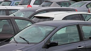 Большая часть столичных автомобилистов пользуется безналичными способами оплаты парковок
