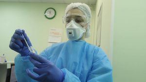Вирусологи спрогозировали спад четвертой волны коронавируса в России