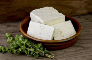 Нехитрый способ, как приготовить сыр «Фета», вдвое доступнее и вкуснее магазинного